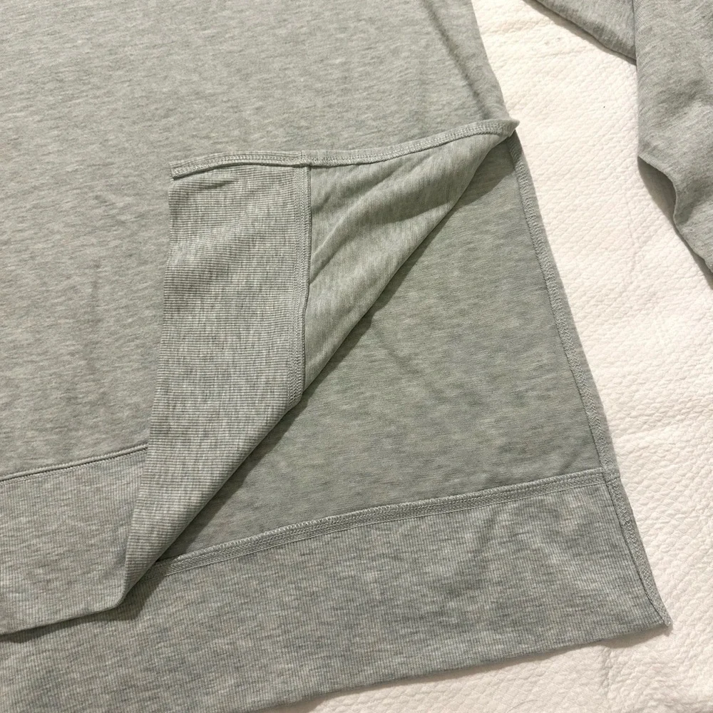 ALO yoga Glimpse Split Hem Long Sleeve Top- Heather Green/Gray SMALL